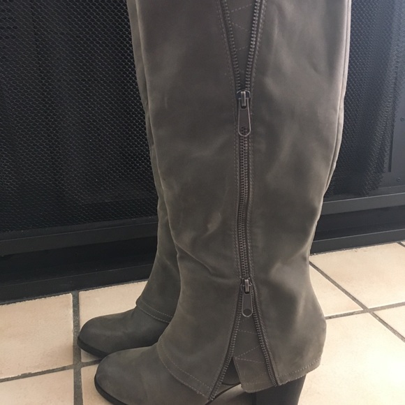 “Fergilicious” 8.5 Grey Boots by Fergie Brand New - Picture 2 of 5